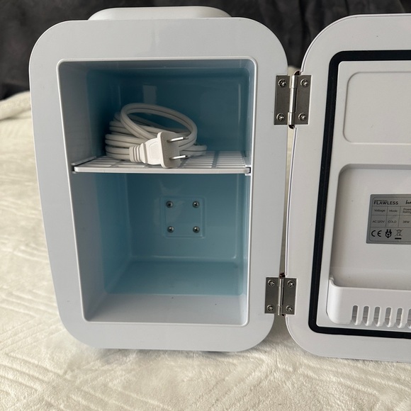 Flawless Mini Beauty Fridge for Makeup and Skincare, White, 4 Liter - Picture 4 of 4